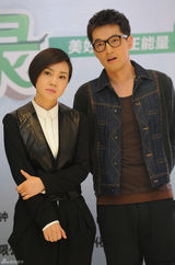 组图：《生活启示录》探班 胡歌闫妮欢乐大小配