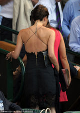 组图：贝嫂蕾丝裙亮相温网看台 黑超遮面秀美背