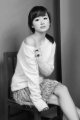 组图:乔乔复古写真 明媚忧伤双面女孩