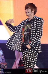 组图：韩团TEEN TOP携新碟回归 首唱会帅气
