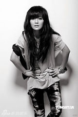 幻灯图集：阿Sa(蔡卓妍)全新EP造型曝光 黑白风摇滚味十足