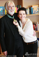 幻灯图集：导演汉内克获文化勋章 比诺什献拥抱