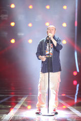 组图：小沈阳加盟歌狂引热议 遭巫启贤质问下跪