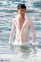 组图：郭家铭展文艺青年新海滩风