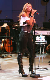 幻灯：丽安娜-刘易斯BBC一展豪嗓 露肩开衫尤显可爱