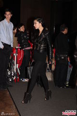 组图：吴千语与林峰合体现身秀钻戒 下车险走光