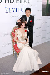 幻灯图：杨谨华性感半球代言 丁子高为其加冕献花