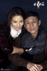 组图：《老有所依》曝人物大片 刘涛张铎上演温情