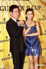 幻灯图：陈法拉穿低胸裙现身 贴双面胶纸防止走光