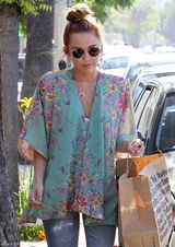 高清图：麦莉-塞勒斯街拍LOOK 纱衣搭配牛仔裤