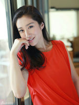 组图：刘思彤红裙写真尽显清丽优雅