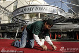 组图：奥斯卡会场紧张布置中 工人铺设红毯