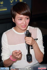 组图：梁咏琪随彭浩翔影院谢票 展现成熟美