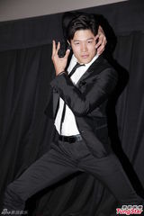 组图：日星铃木亮平宣传新片 与本裸男斗舞