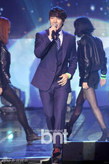 组图：韩星孙浩英迎34岁生日 与粉丝同庆祝