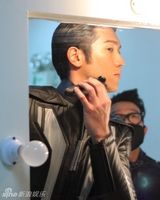 组图：高以翔全新形象曝光 拍摄男士理容广告片
