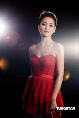 组图：周汶锜为广告担任形象顾问 独具敏锐时装触角