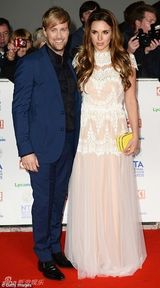 组图：英国家电视奖星光璀璨 蕾丝爆乳风情万种