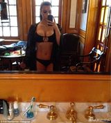 组图：卡戴珊性感自拍秀事业线 粉裙亮相献飞吻