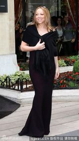 组图：玛丽亚-凯莉与老公机场秀恩爱 大秀性感乳沟