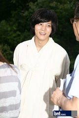 组图：朱元《新娘面具》片场为留学生讲解韩国文化