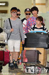组图：B1A4结束日本演唱会 笑容满面现身机场