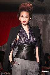 组图：林志玲透视装现身妩媚性感 看众名模走秀