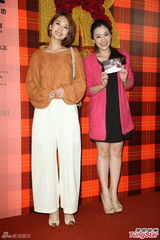 组图：黄小柔出嫁盼造人 穿低胸婚纱挽老公亮相