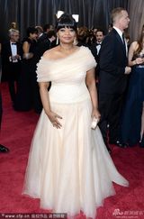 组图：奥克塔维亚-斯宾瑟白纱裙小露香肩