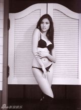 组图：泰国混血美女娜塔莉性感黑色比基尼出镜