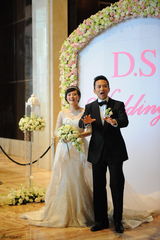 高清图：孙俪邓超上海大婚 新人现身当众亲吻