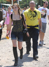 高清图：艾玛-沃特森热裤亮相音乐节 不慎走光