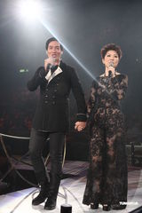 组图：汪明荃助阵关菊英演唱会 黄日华陈豪献唱