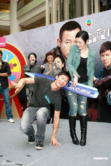 组图：林保怡田蕊妮黄宗泽出席活动 费心找吻痕