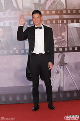 组图：张家辉黑燕尾服现身红毯 复古帅气