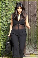 组图：卡戴珊怀孕仍穿低胸透视 豪乳傲人