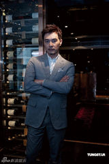 幻灯图：《维多利亚壹号》众演员换华服把酒谈心 