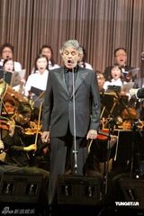 幻灯图：盲人歌唱家波切利香港开唱 天籁之声震全场