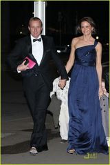 高清图：妮可深蓝套装赴家宴 妹妹和母亲均盛装打扮