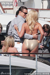 组图：莱昂纳多携比基尼女郎游艇出海享艳福