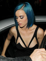 高清图：凯蒂-佩里现身伦敦 蓝发抢眼礼服别致