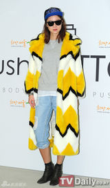 组图：孔孝真参加首尔时装周 毛绒大衣霸气足