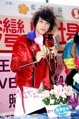 幻灯组图：棒棒堂为粉丝化妆 王子曾险遭粉丝强吻