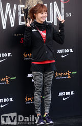 组图：宋智孝等参加长跑活动 俊美夫妇携手亮相