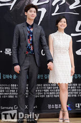 组图：李钟硕尹相铉再合作 挽手飞吻欢乐多