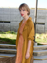 高清组图：泰勒-斯威夫特现身机场 复古田园风