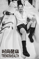 组图：黄海波湿身床浴照 演绎都市时尚型男