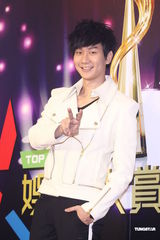 组图：柯震东萧亚轩同场不同台 蔡依林恐吓媒体