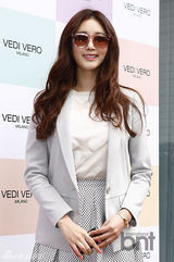 组图：金莎朗秀智等戴墨镜出席活动 秀性感美腿