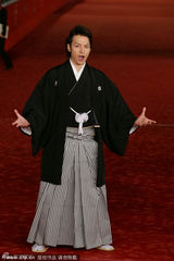 组图：生田斗真帅气亮相首映礼 玩纸扇可爱逗趣